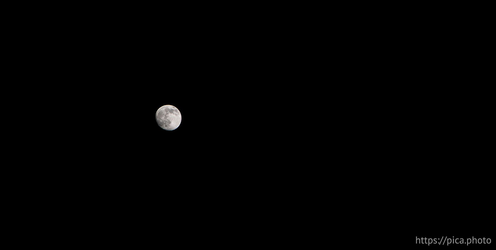 A picture of the moon in the night sky